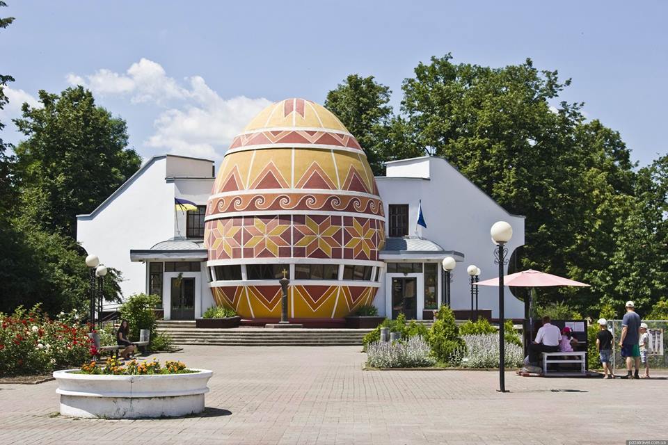 В Индии, начиная с детства, женский род ходит с точками на лбу. Кругом было тихо, как будто все вымерли...